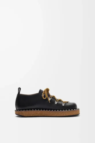 Scarpe stringate con rivetti in pelle di vitello conciata al vegetale Nero