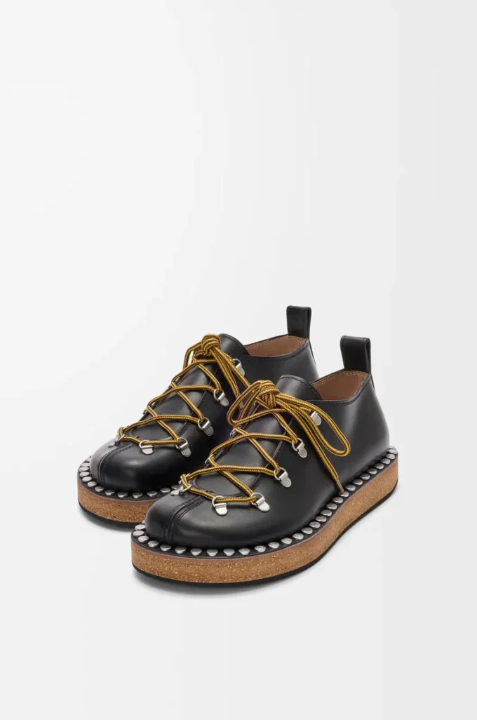 Scarpe stringate con rivetti in pelle di vitello conciata al vegetale Nero Scarpe stringate con rivetti in pelle di vitello conciata al vegetale Nero