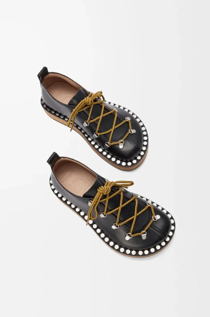 Scarpe stringate con rivetti in pelle di vitello conciata al vegetale Nero Scarpe stringate con rivetti in pelle di vitello conciata al vegetale Nero