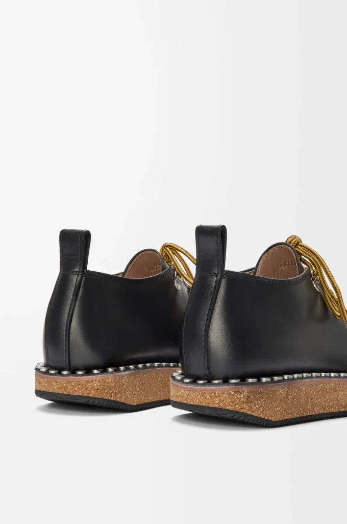 Scarpe stringate con rivetti in pelle di vitello conciata al vegetale Nero Scarpe stringate con rivetti in pelle di vitello conciata al vegetale Nero