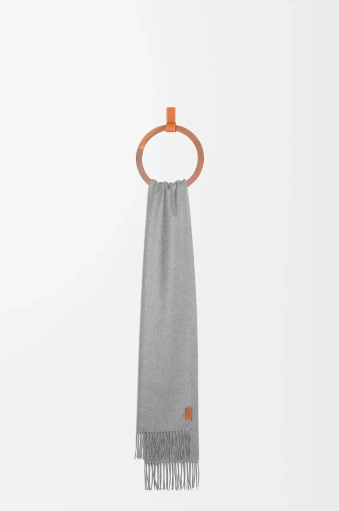 Sciarpa in cashmere grigio chiaro Sciarpa in cashmere grigio chiaro