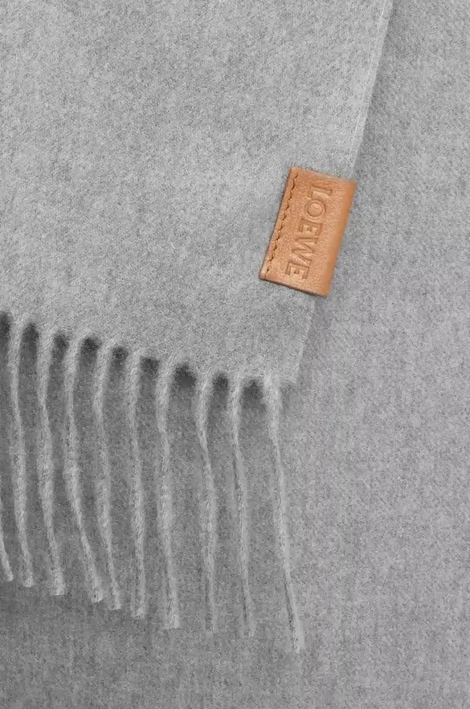 Sciarpa in cashmere grigio chiaro Sciarpa in cashmere grigio chiaro