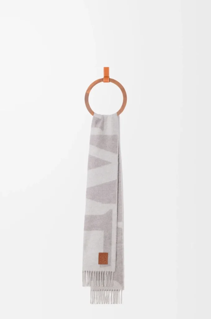 Sciarpa in cashmere grigio chiaro/pietra Sciarpa in cashmere grigio chiaro/pietra