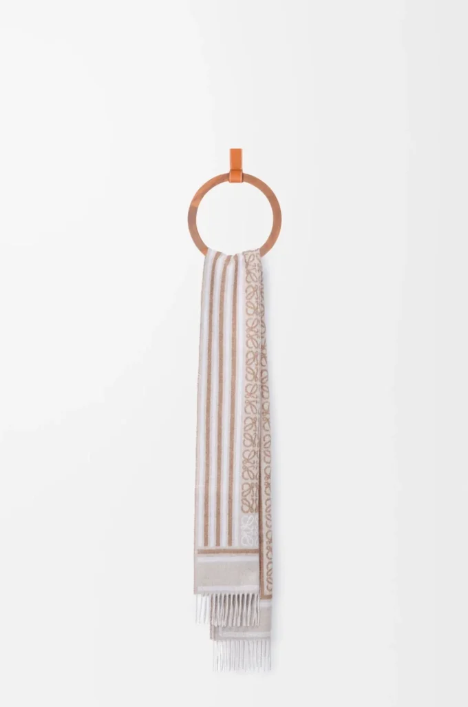 Sciarpa in lana e cashmere beige chiaro Sciarpa in lana e cashmere beige chiaro