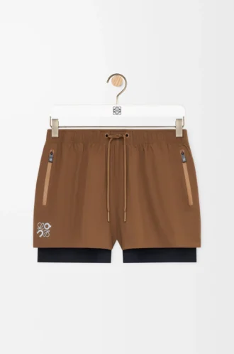 Shorts performanti in tessuto tecnico color caramello