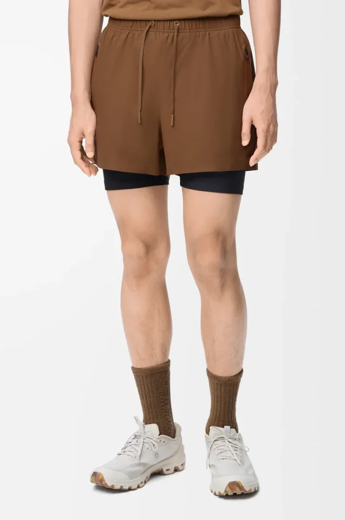 Shorts performanti in tessuto tecnico color caramello Shorts performanti in tessuto tecnico color caramello