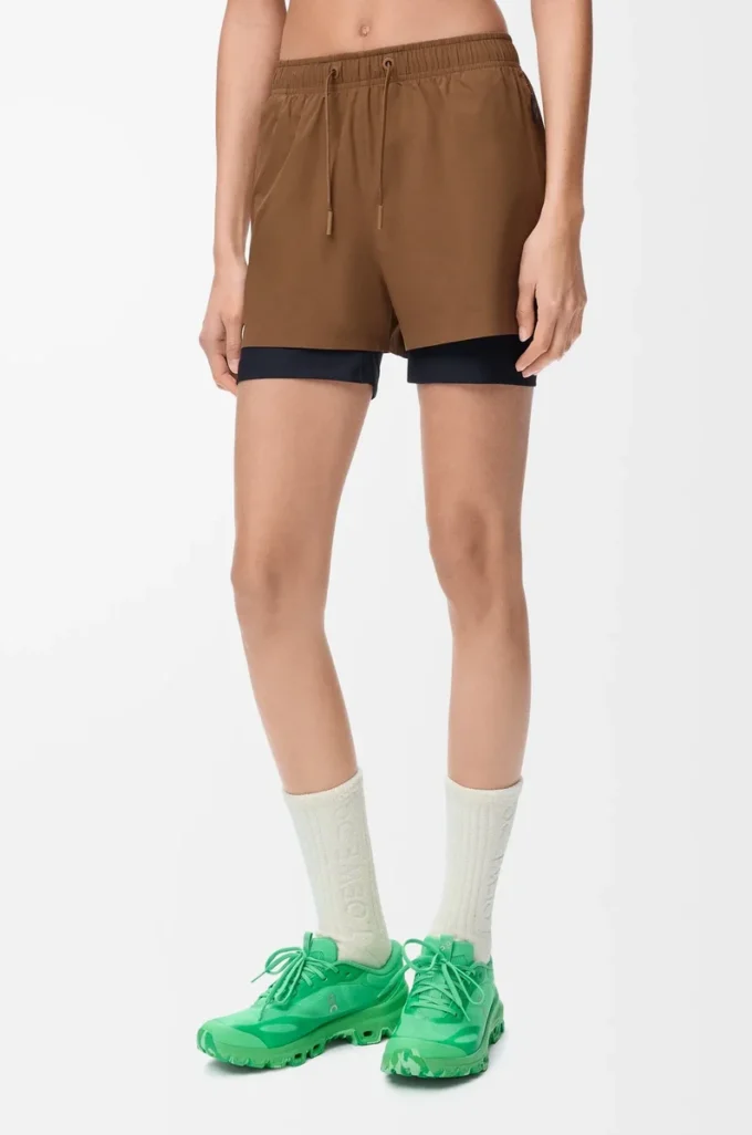 Shorts performanti in tessuto tecnico color caramello