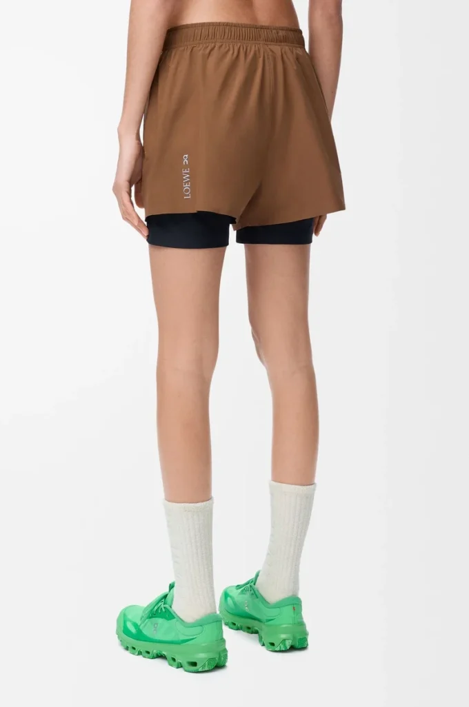Shorts performanti in tessuto tecnico color caramello