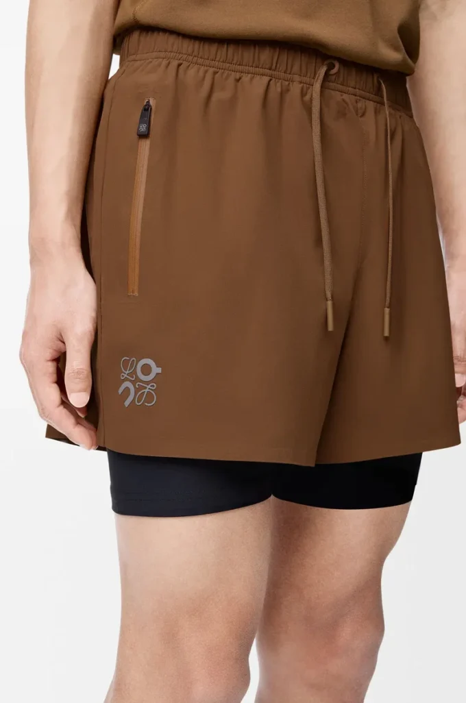 Shorts performanti in tessuto tecnico color caramello Shorts performanti in tessuto tecnico color caramello