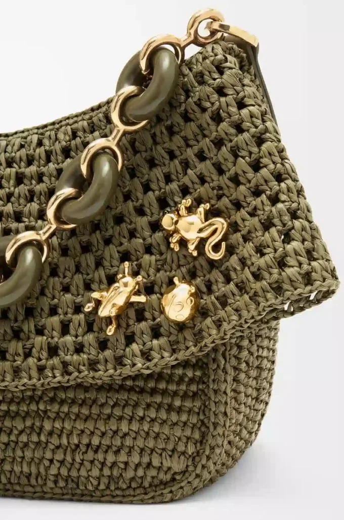 Spilla a forma di cavalletta in ottone dorato Spilla a forma di cavalletta in ottone dorato