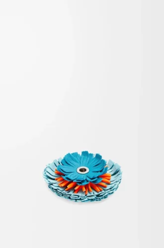Spilla a forma di fiore in pelle di vitello classica Aqua Spilla a forma di fiore in pelle di vitello classica Aqua