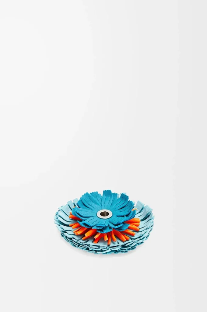 Spilla a forma di fiore in pelle di vitello classica Aqua Spilla a forma di fiore in pelle di vitello classica Aqua