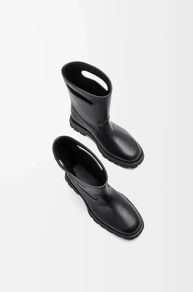 Stivaletto Bobby in pelle di vitello fiore conciata al vegetale nera Stivaletto Bobby in pelle di vitello fiore conciata al vegetale nera