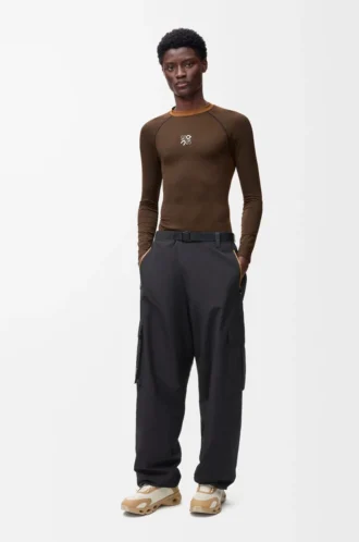 Top a maniche lunghe in jersey tecnico color caramello