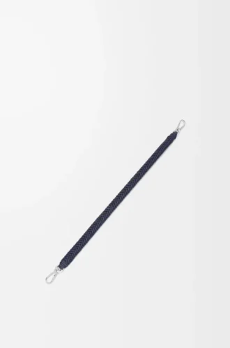 Tracolla corta Arrow in classica pelle di vitello blu navy intenso Tracolla corta Arrow in classica pelle di vitello blu navy intenso