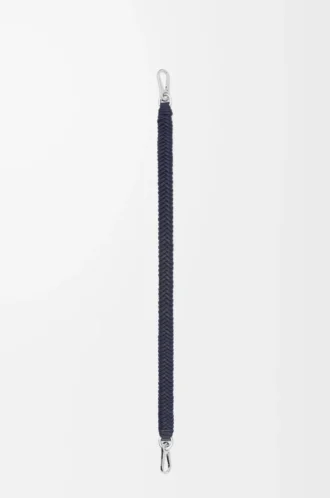 Tracolla corta Arrow in classica pelle di vitello blu navy intenso Tracolla corta Arrow in classica pelle di vitello blu navy intenso