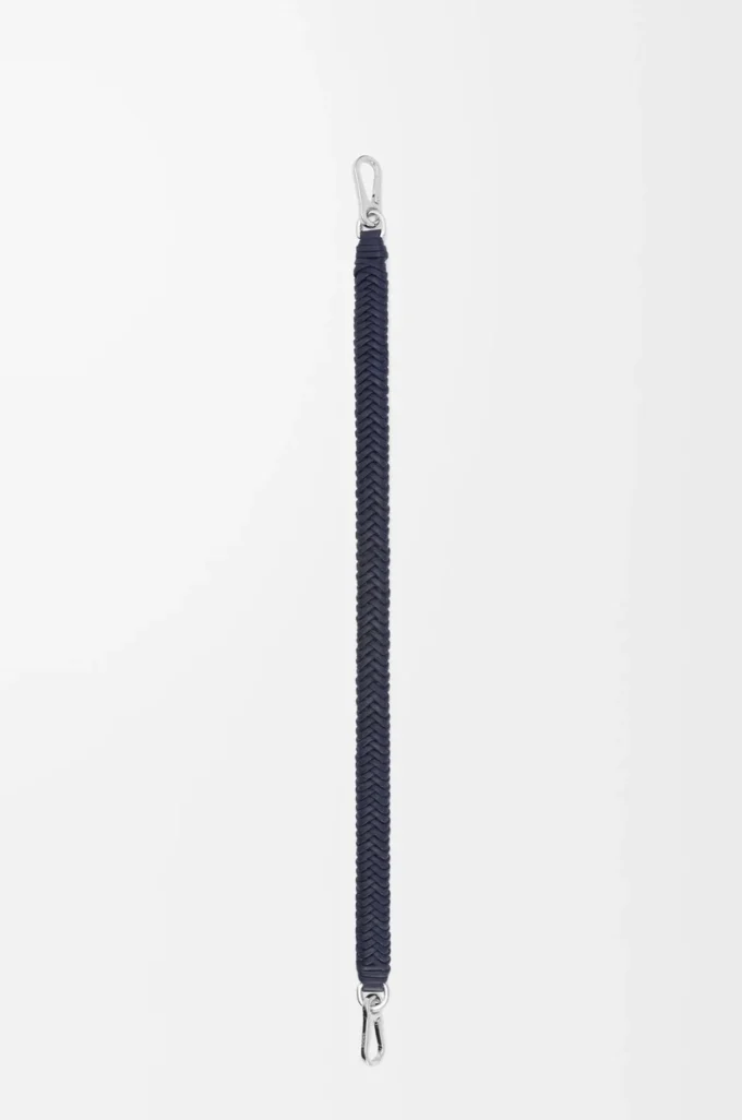 Tracolla corta Arrow in classica pelle di vitello blu navy intenso Tracolla corta Arrow in classica pelle di vitello blu navy intenso