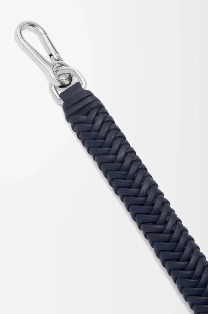 Tracolla corta Arrow in classica pelle di vitello blu navy intenso Tracolla corta Arrow in classica pelle di vitello blu navy intenso