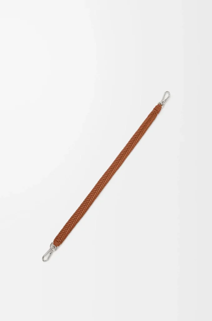 Tracolla corta Arrow in classica pelle di vitello color Squirrel Tracolla corta Arrow in classica pelle di vitello color Squirrel