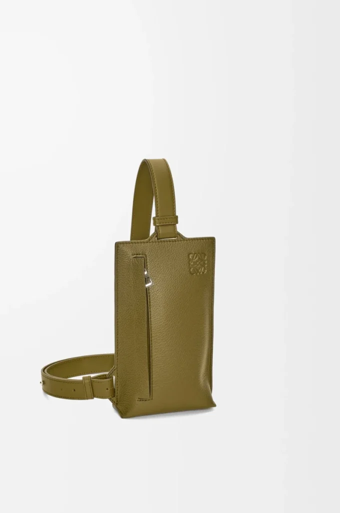 Vertical T Pocket in morbida pelle di vitello martellata Olive Vertical T Pocket in morbida pelle di vitello martellata Olive