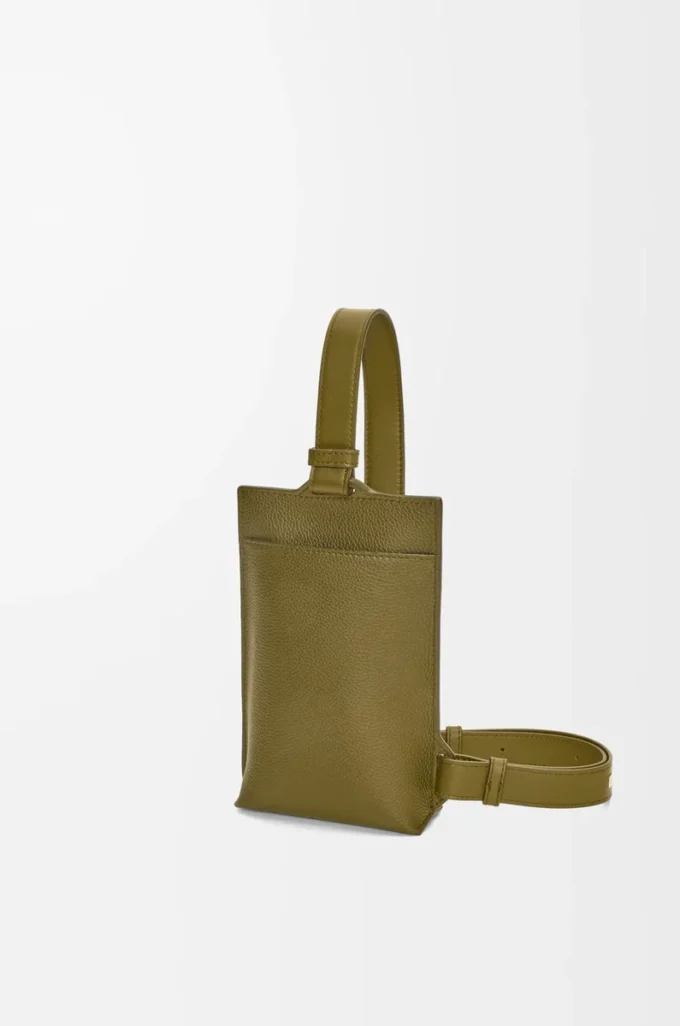 Vertical T Pocket in morbida pelle di vitello martellata Olive Vertical T Pocket in morbida pelle di vitello martellata Olive