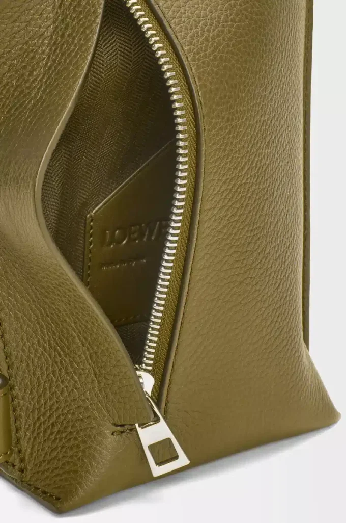 Vertical T Pocket in morbida pelle di vitello martellata Olive Vertical T Pocket in morbida pelle di vitello martellata Olive